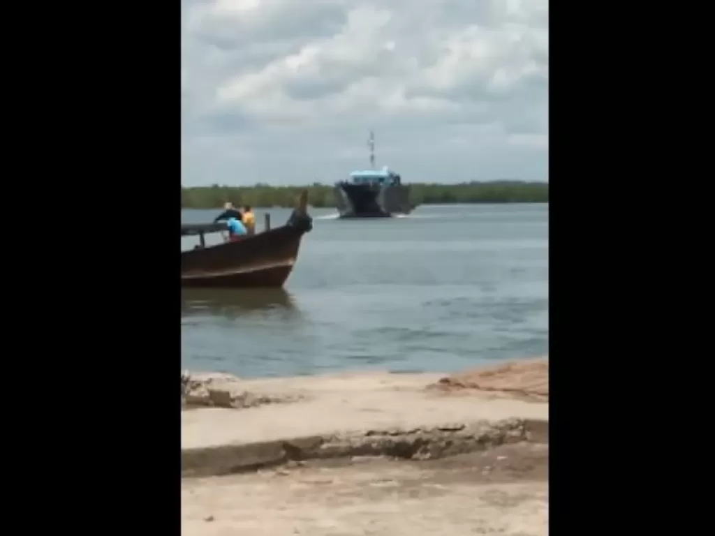 Kapal asing diduga datang dari China diusir warga saat memasuki wilayah perairan Pulau Sembilan, Kecamatan Pangkalan Susu, Kabupaten Langkat, Minggu (3/5/2020). (Facebook/Majelis Kopi)