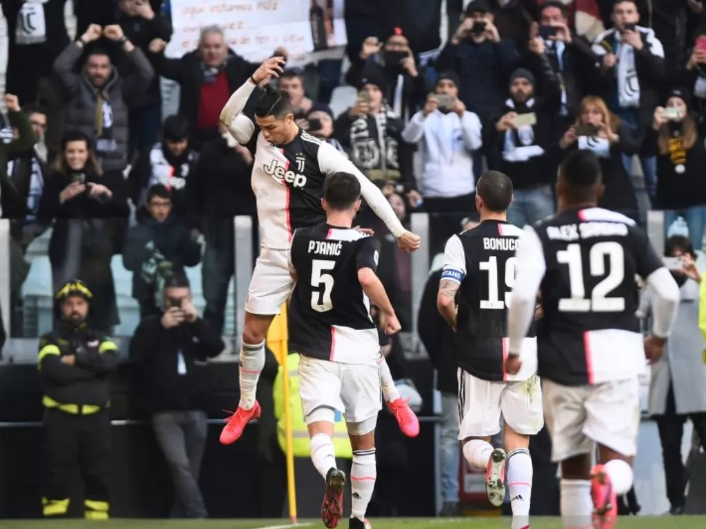 Skuat Juventus melalukan selebrasi gol. (REUTERS/Massimo Pinca)