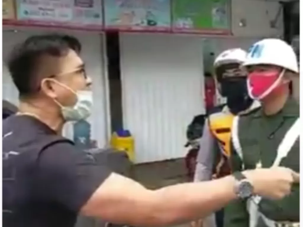 Pria di Bogor ngamuk saat diminta social distancing dalam kendaraan (Istimewa)