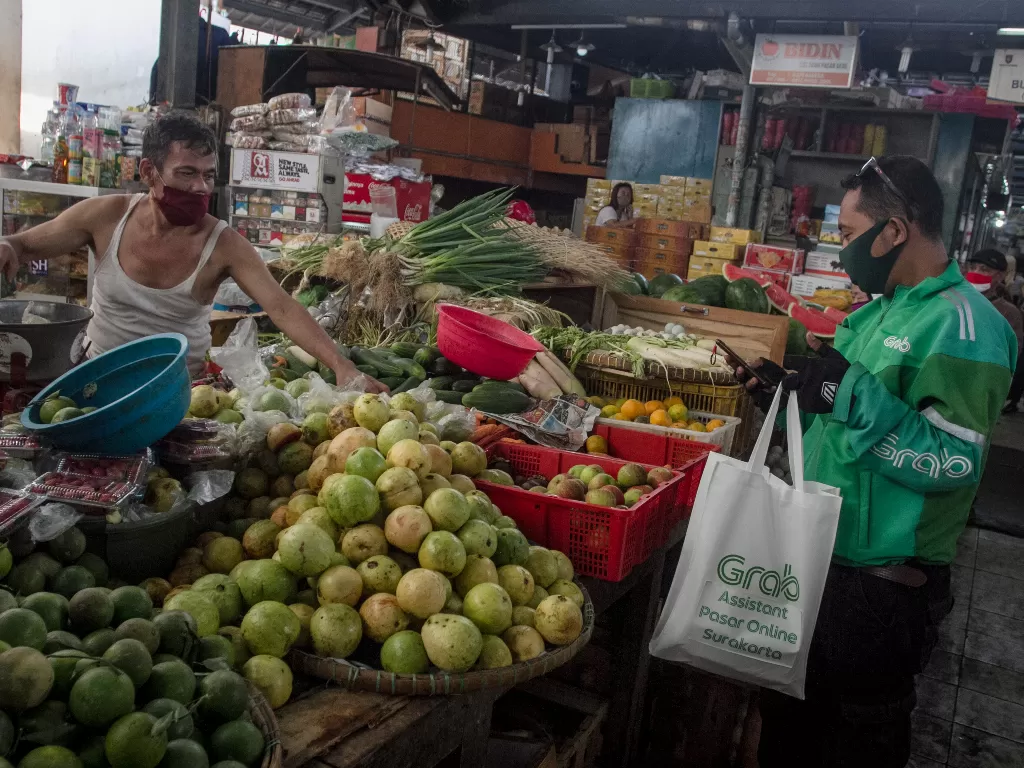 Ilustrasi aktifitas jual-beli di Pasar Gede, Solo, Jawa Tengah saat pandemi virus corona. (ANTARA FOTO/Mohammad Ayudha)