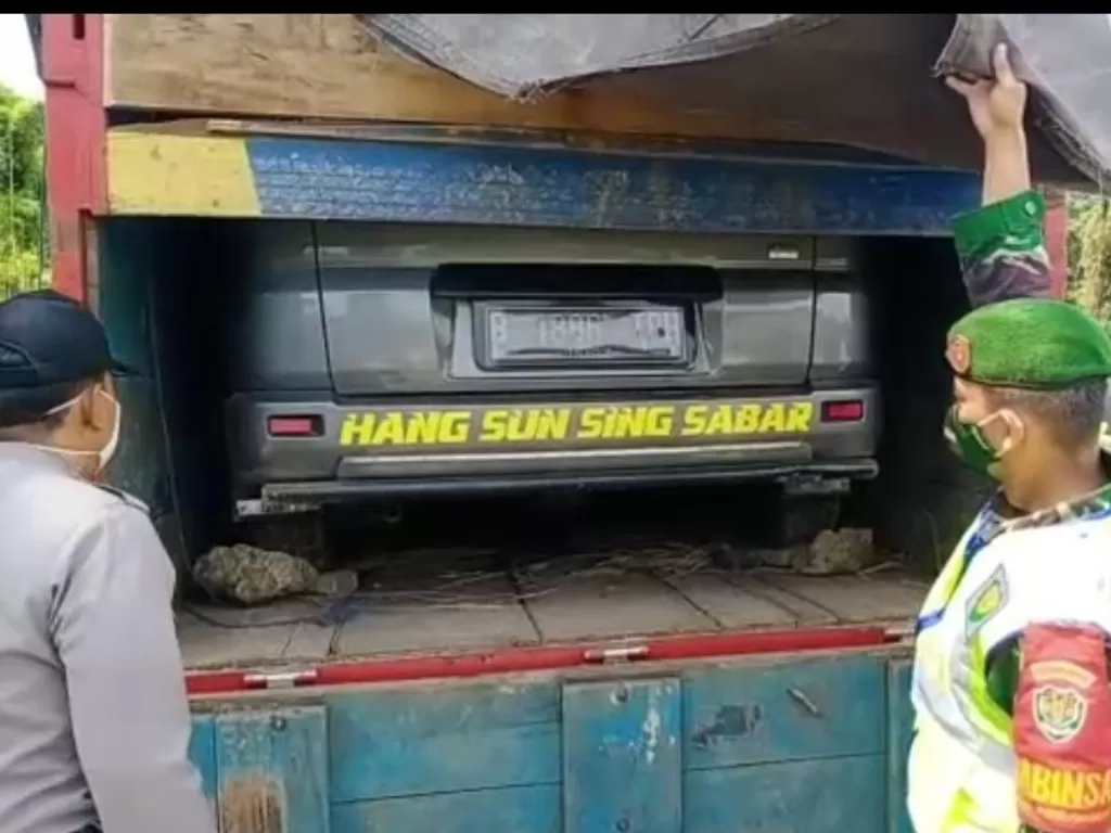 Pemudik nekat bawa sewa truk untuk bawa mobilnya ke kampung halaman. (Dok. Humas Polda Banten)