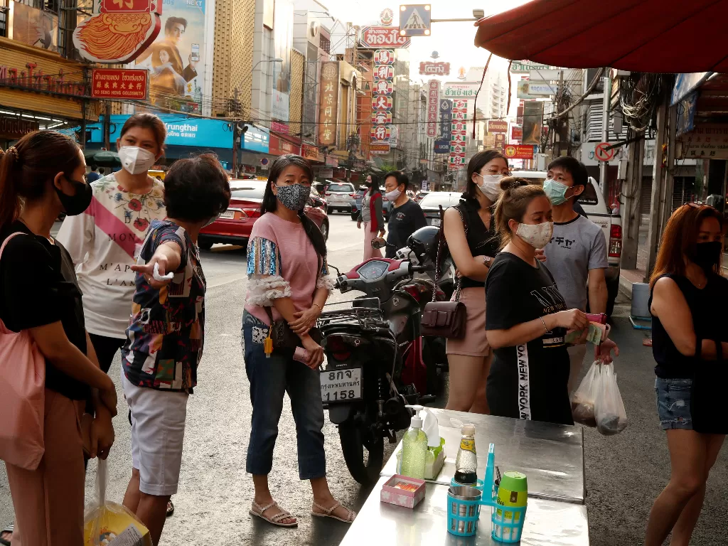 Warga tengah membeli makanan di streetfood usai lockdown dilonggarkan. (REUTERS/Jorge Silva)