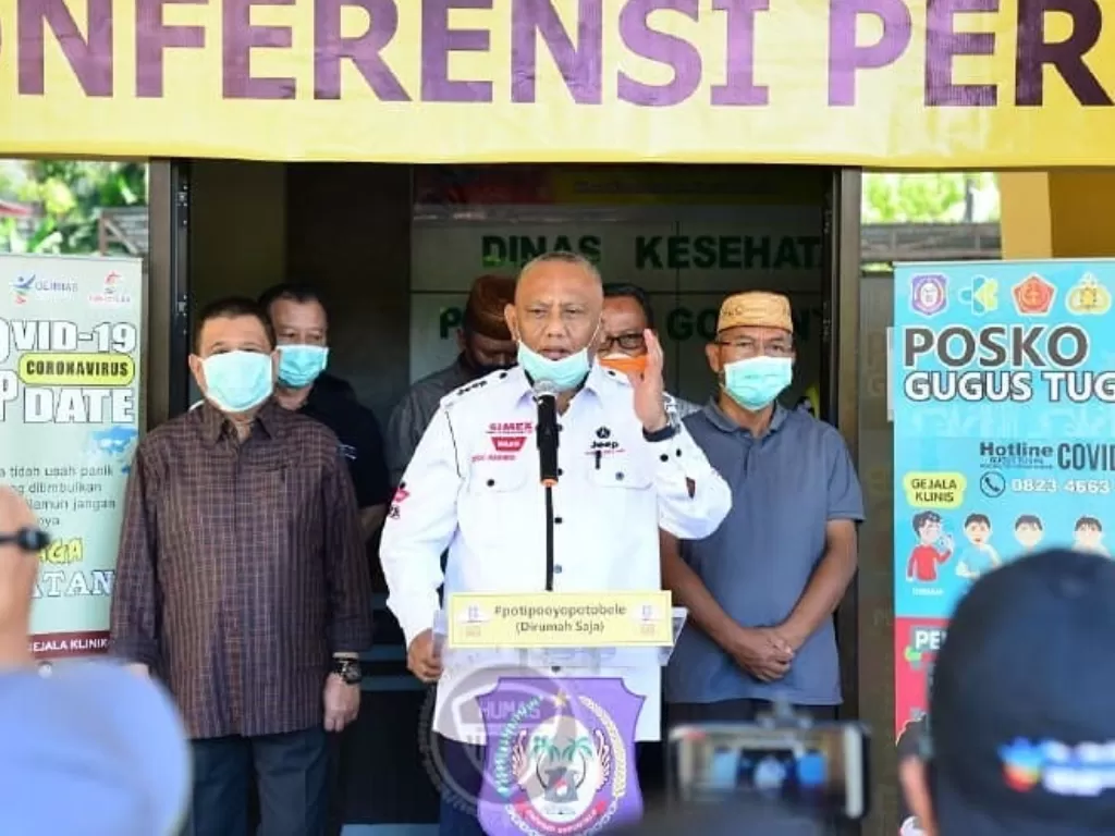 Gubernur Gorontalo Rusli Habibibie saat menggelar konferensi pers, Minggu (03/5/2020) kemarin. (Instagram/humasgorontaloprov0
