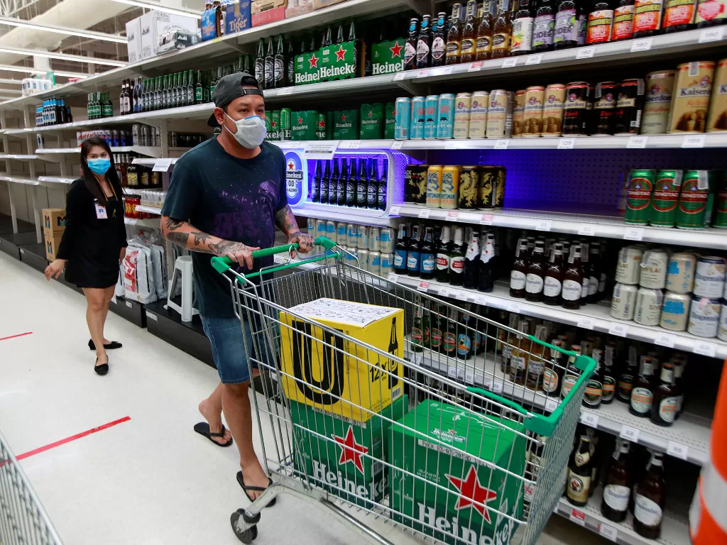 Warga membeli bir di supermarket setelah pemerintah mencabut larangan penjualan alkohol di Bangkok, Thailand, 3 Mei 2020. (REUTERS/Soe Zeya Tun)