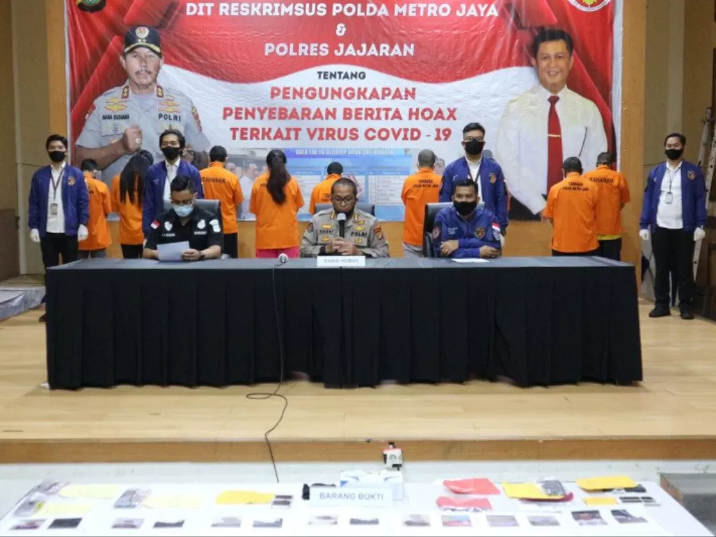 Jumpa pers pengungkapan kasus hoaks oleh Direktorat Reserse Kriminal Khusus (Ditreskrimsus) Polda Metro Jaya bersama jajaran Polres di Mako Polda Metro Jaya, Senin (4/5/2020). (Photo/ANTARA/Fianda Rassat)