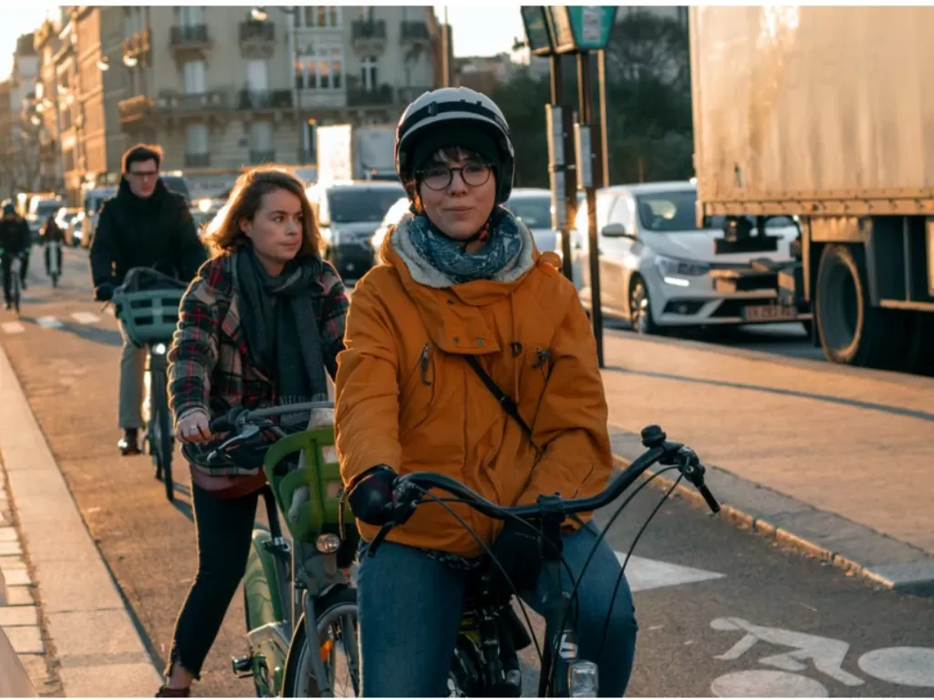Ilustrasi masyarakat Paris menggunakan sepeda. (Unsplash/Abdou Mrehouri).