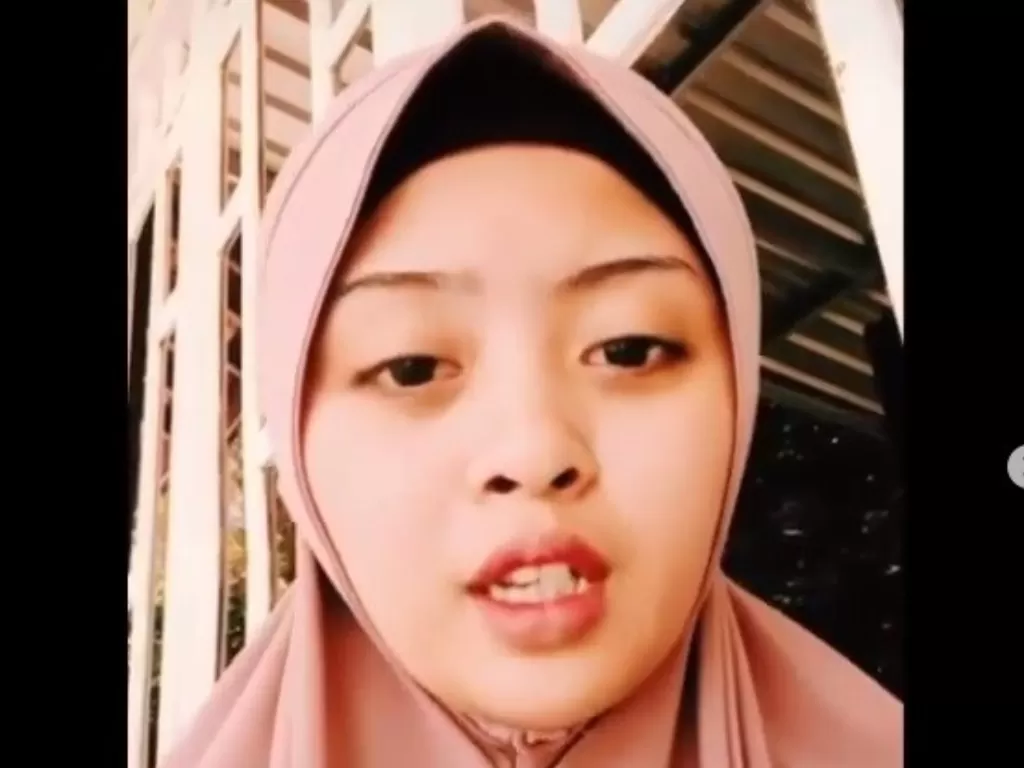 Ria Ernawanti meminta maaf setelah videonya diduga lecehkan gerakan salat viral. (Instagram)