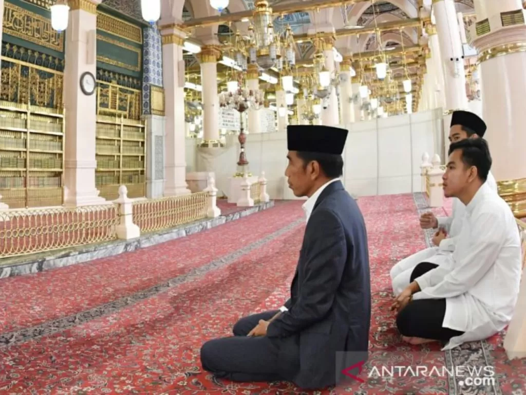 Presiden Joko Widodo saat berada di Masjid Nabawi, Madinah, pada Senin (15/4/2019). (Biro Pers, Sekretariat Presiden)