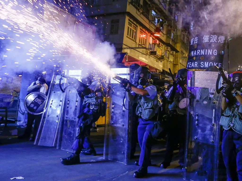 Polisi menembakan gas air mata dan peluru karet ke arah pengunjuk rasa anti RUU Ekstradisi saat bentrokan terjadi di Distrik Sham Shui Po di Hong Kong, Rabu (14/8/2019). (REUTERS/Thomas Peter)