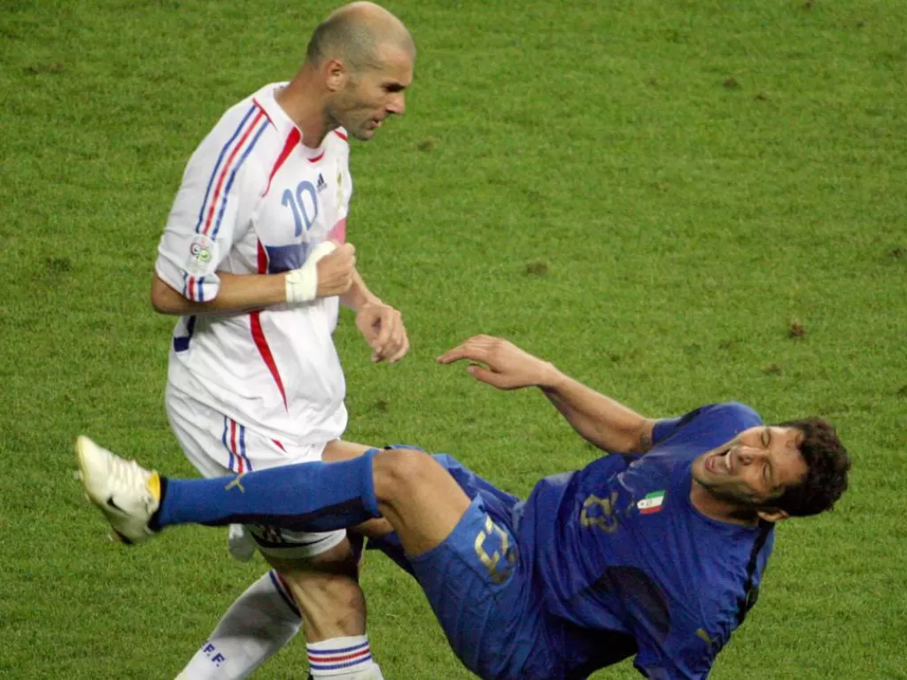 Zinedine Zidane (kiri) menanduk dada Marco Materazzi (kanan) pada laga final Piala Dunia 2006 di Jerman. (Bein Sports)