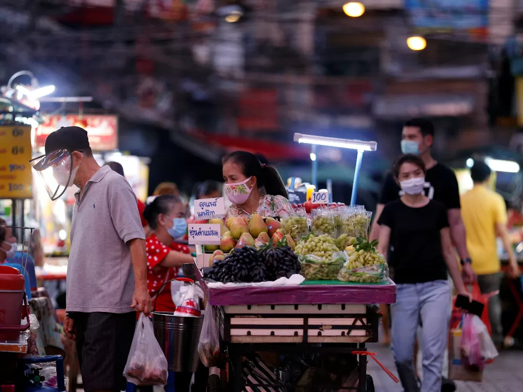 Sejumlah masyarakat yang sudah beraktifitas di pusat makanan Bangkok, Thailand. (Photo/REUTERS/Soe Zeya Tun)