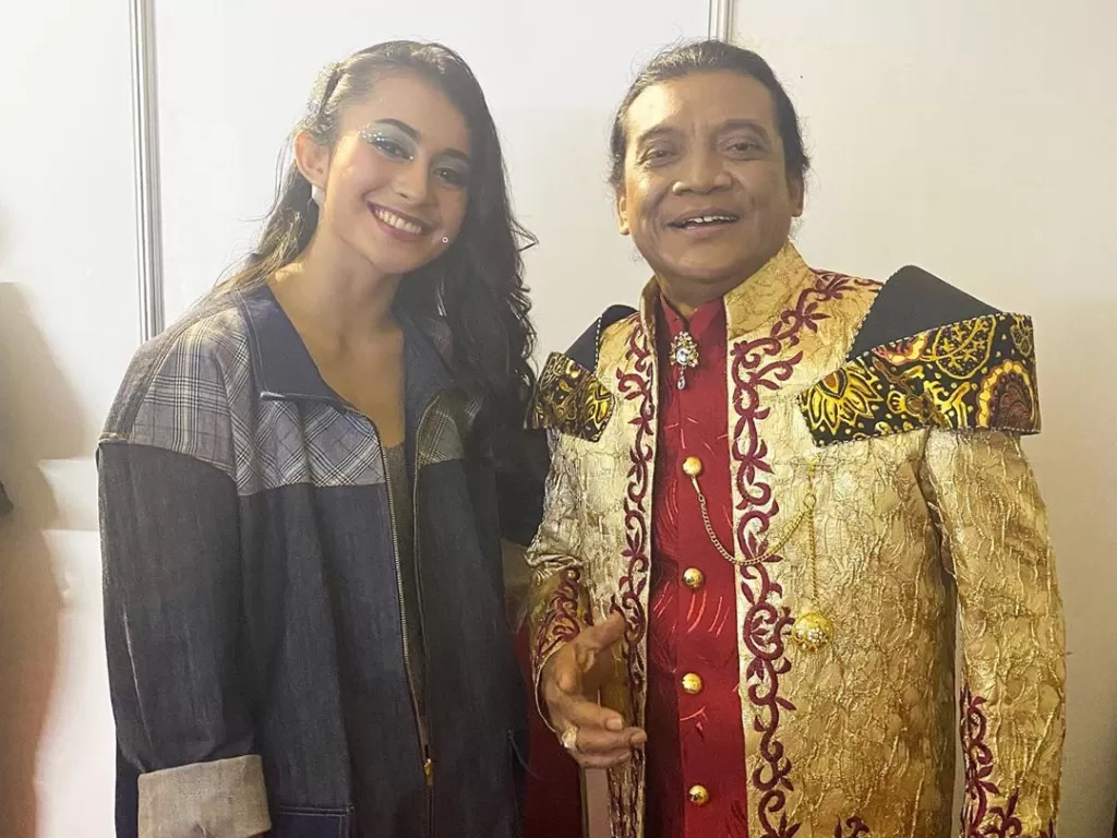 Sintya Marisca bersama Didi Kempot pada suatu acara. (Instagram/@sintyamarisca)
