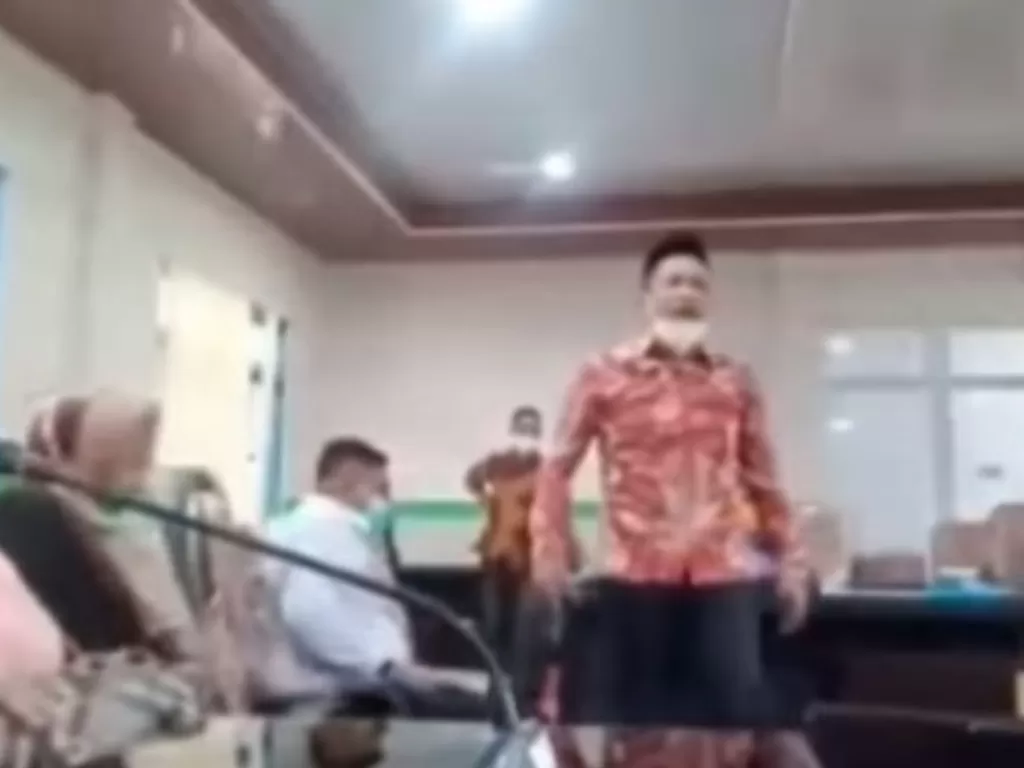 Cuplikan video anggota DPRD Maluku Tengah, Sukri Wailissa, mengamuk saat rapat. (YouTube/Bachtiar Ambon)