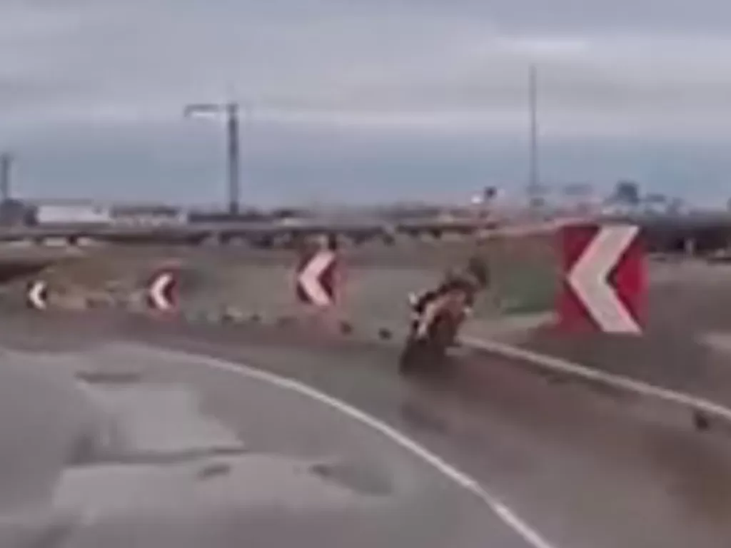 Tampilan pemotor yang menabrak dinding pembatas dan terbang dari flyover. (SS/Youtube/Phyde4ux)