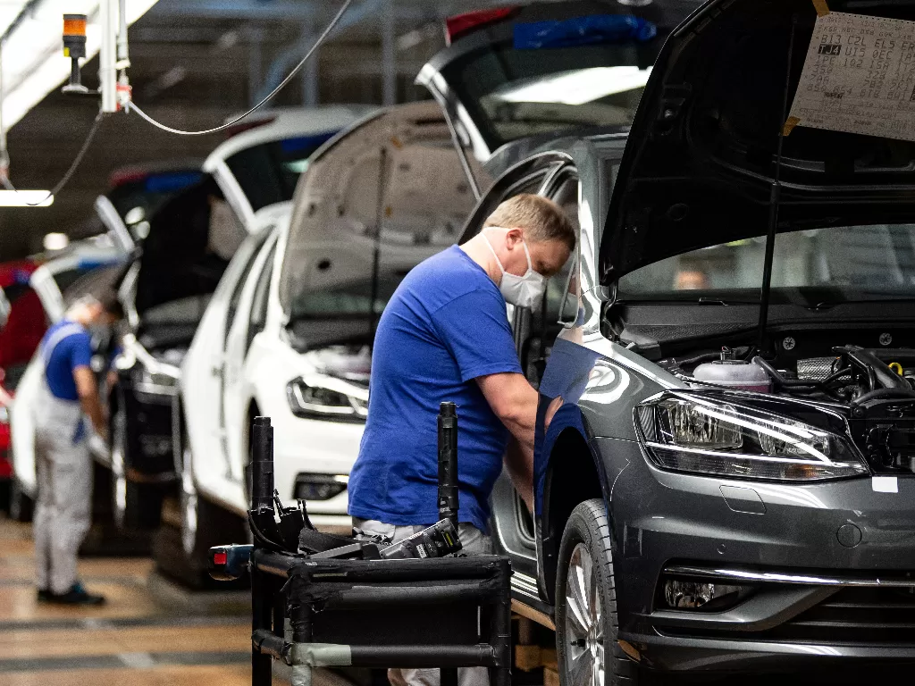 Tampilan produksi mobil milik pihak Volkswagen. (REUTERS/POOL New)