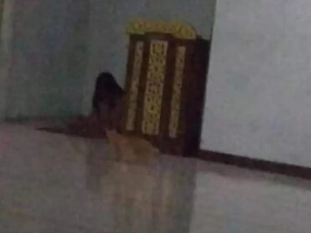 Wanita misterius mengaji di dalam masjid kampus Untirta (Instagram/nenk_update)