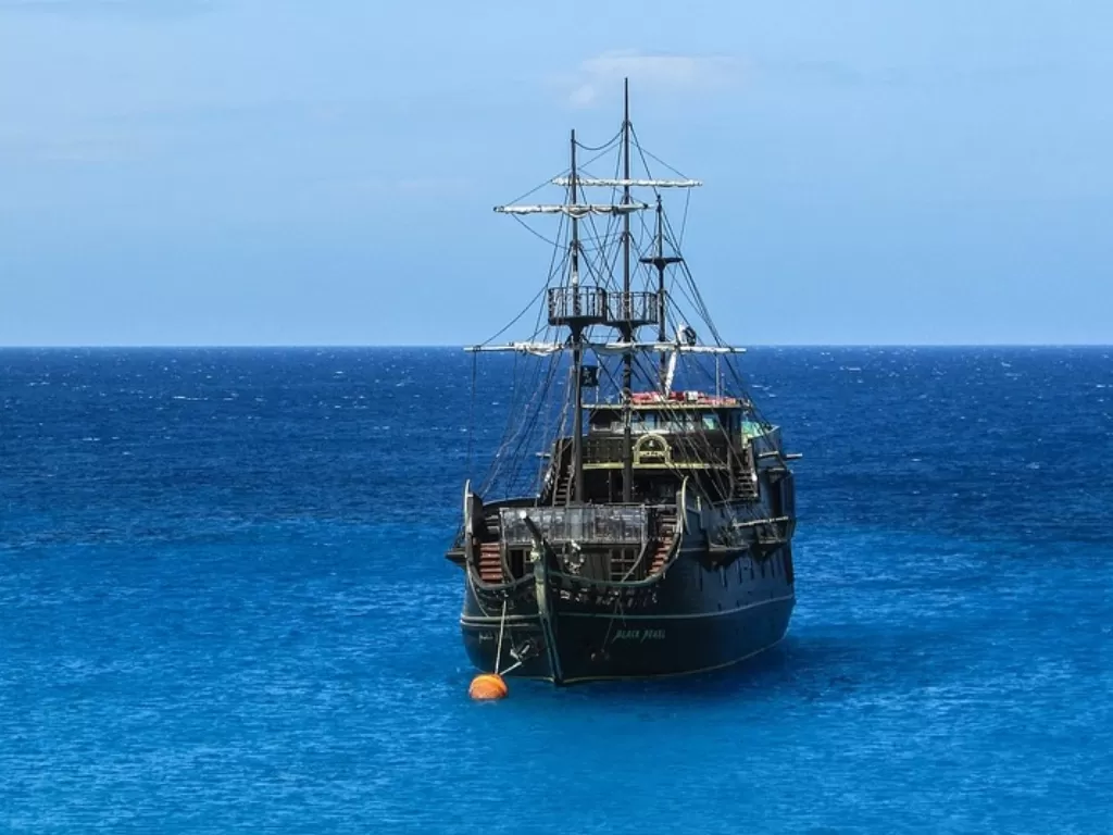 Ilustrasi kapal perompak bajak laut. (Pixabay/dimitrisvetsikas1969).