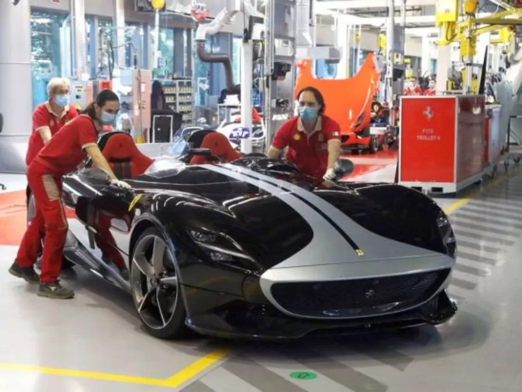 Ilustrasi tim produksi Ferrari melakukan pengecekan pada mobil. (Dok.Ferrari)