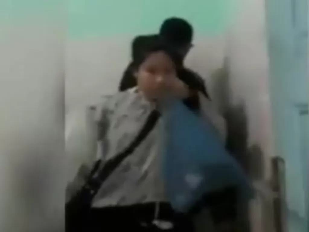 Cuplikan video oknum polisi Medan saat dipergoki istrinya di kamar hotel melati bersama perempuan lain. (Instagram)
