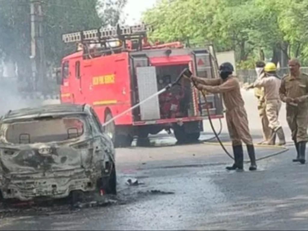 Tampilan mobil mempelai pria yang terbakar di India saat tengah diberlakukan aturan lockdown. (ndtv.com)