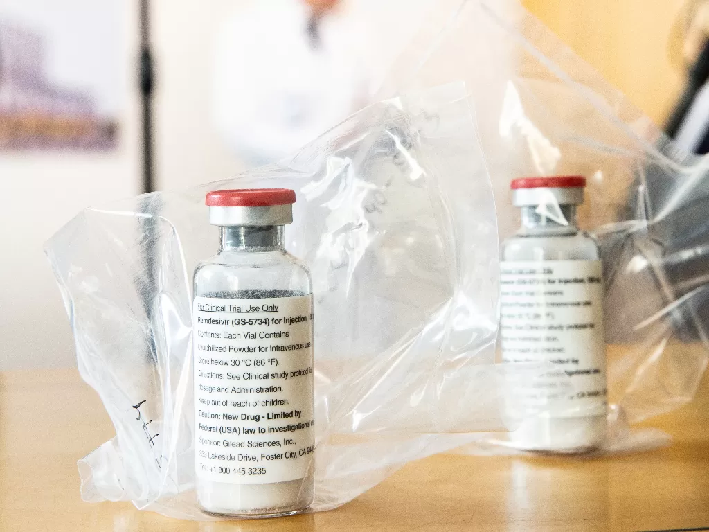 Dua ampul obat Ebola Remdesivir ditunjukkan dalam konferensi pers di Rumah Sakit Universitas Eppendorf (UKE) di Hamburg, Jerman, 8 April 2020. (Ulrich Perrey/Pool via REUTERS)