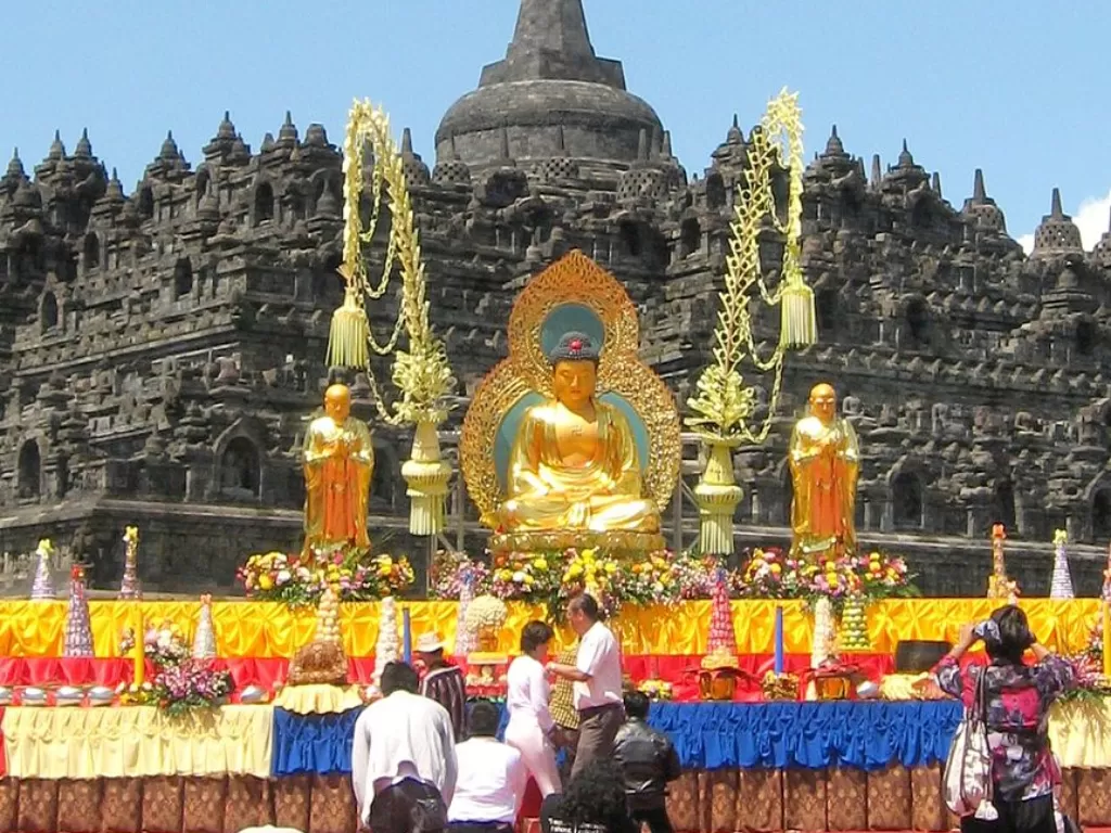 Perayaan Waisak yang biasanya digelar di Candi Borobudur.(Wikipedia)
