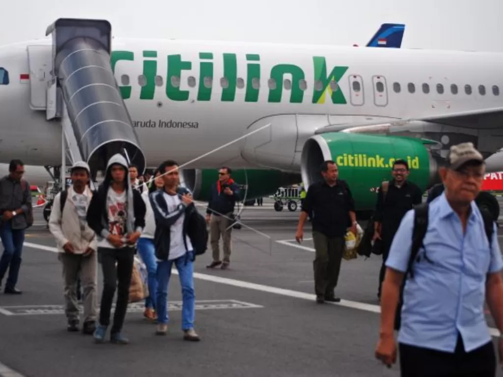Sejumlah penumpang turun dari pesawat terbang di Bandara Ahmad Yani, Semarang. (ANTARA)