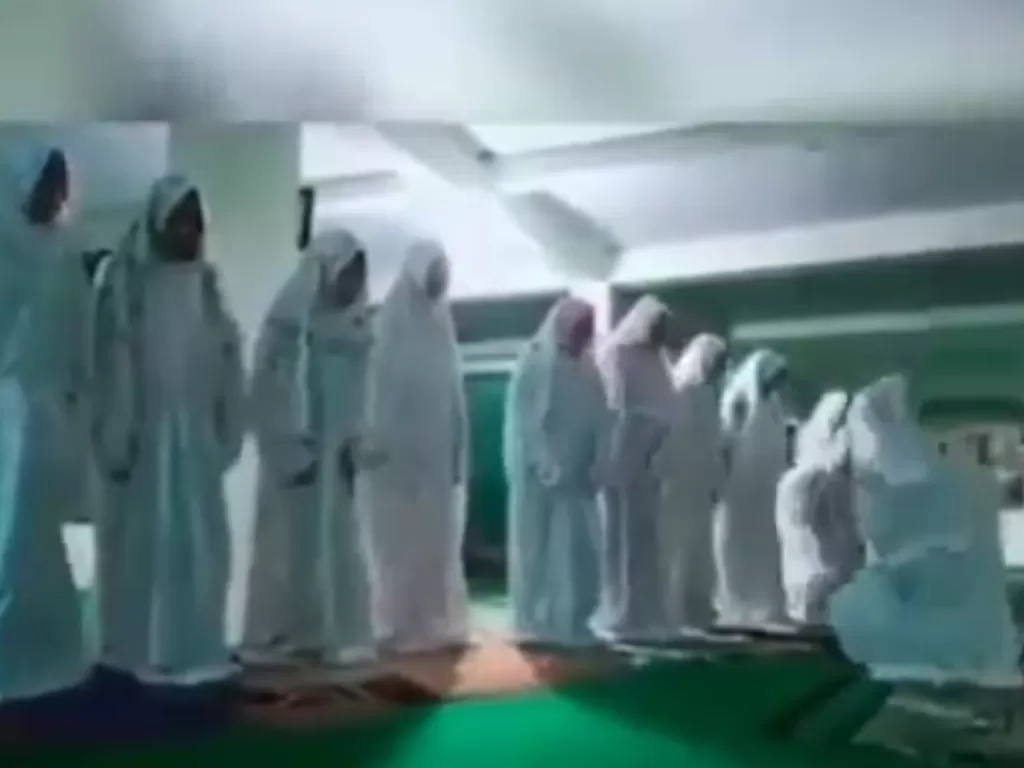 Cuplikan video 11 perempuan bermain-main salat berjamaah. (Instagram)