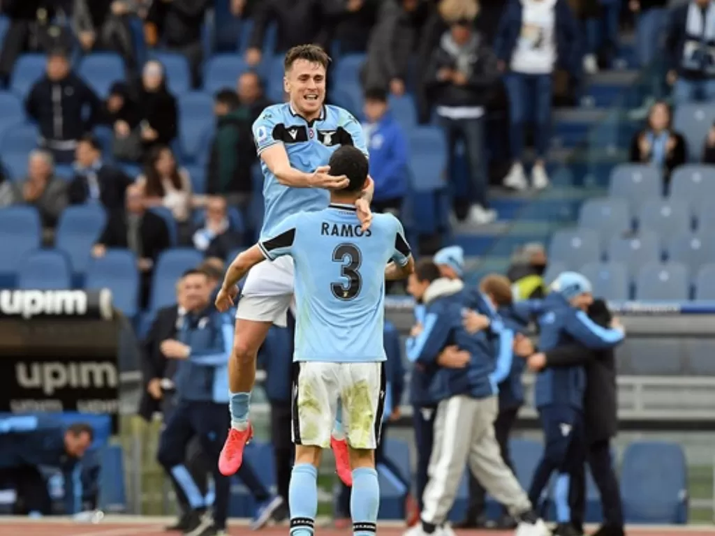Skuat Lazio melakukan selebrasi gol. (REUTERS/Alberto Lingria)