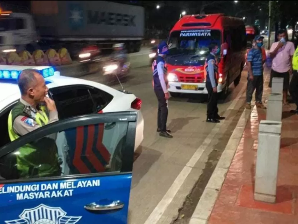 Mobil travel yang nekat angkut penumpang diamankan polisi. (Dok. Ditlantas Polda Metro Jaya)
