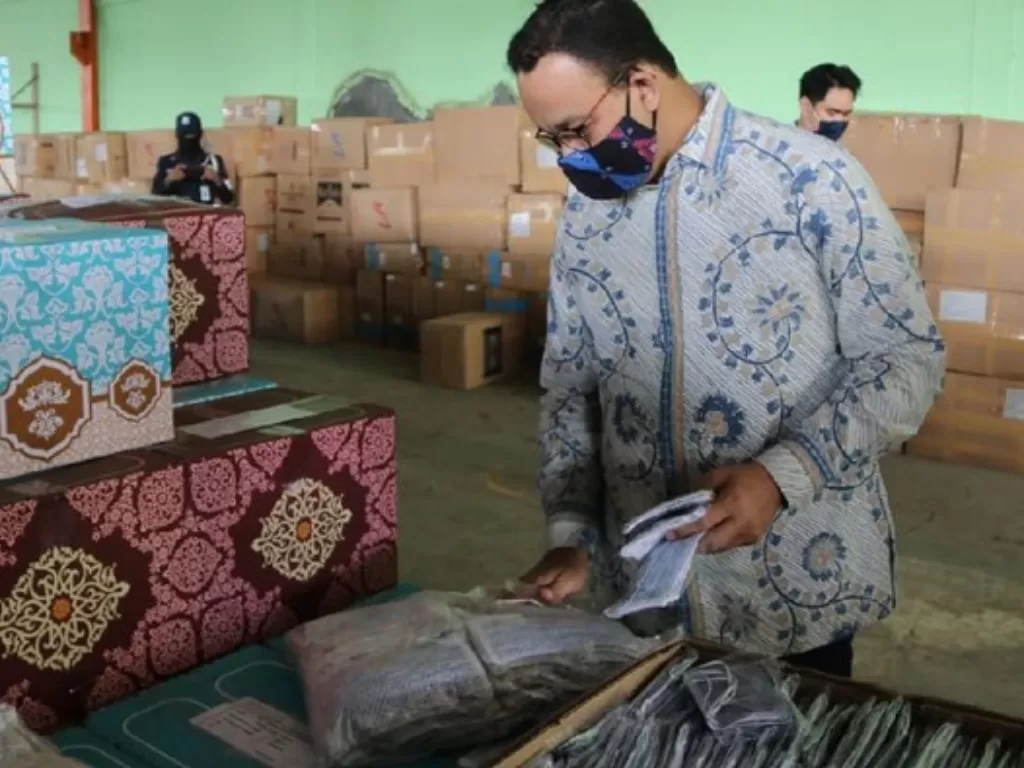 Anies Baswedan mengecek kesiapan masker kain di gudang milik Perumda Pasar Jaya, Jakarta Timur. (dok. Pemprov DKI Jakarta)