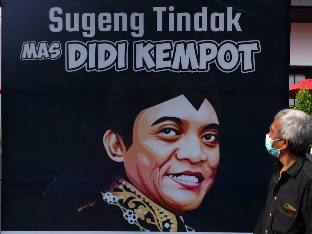 Warga melewati poster ucapan duka cita untuk mengenang penyanyi campursari Dionisius Prasetyo atau Didi Kempot yang meninggal dunia di Solo, Jawa Tengah, Selasa (5/5/2020). (Photo/ANTARAFOTO/Maulana Surya)