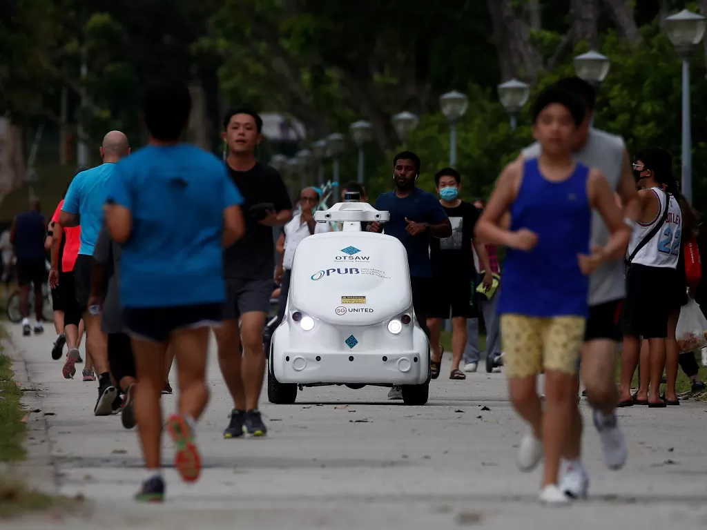 Robot O-R3 untuk mengawasi penerapan physical distancing di Singapura. (REUTERS/Edgar Su)