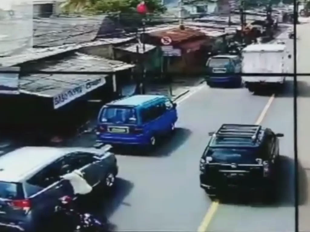 CCTV perampokan Rp80 juta yang viral di Depok. (Instagram/@infodepok_id)
