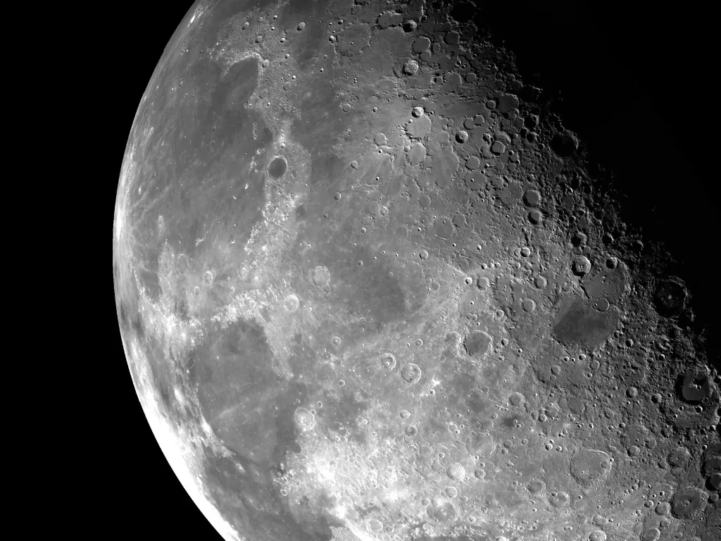 Foto permukaan Bulan (photo/Unsplash/NASA)
