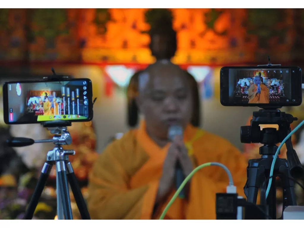 Biksu Bhante Nyanagupta memimpin ibadah Puja Bakti Waisak 2564 BE/2020 di Vihara Dhanagun, Suryakencana, Kota Bogor, Jawa Barat, Kamis (7/5/2020). (ANTARA FOTO/Arif Firmansyah)