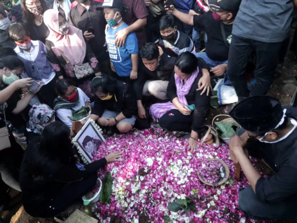 Kerabat saat berkunjung ke makam Didi Kempot di Tempat Pemakaman Umum Desa Majasem, Ngawi, Jawa Timur, Selasa (5/5/2020). (ANTARA FOTO/Joni Pratama)