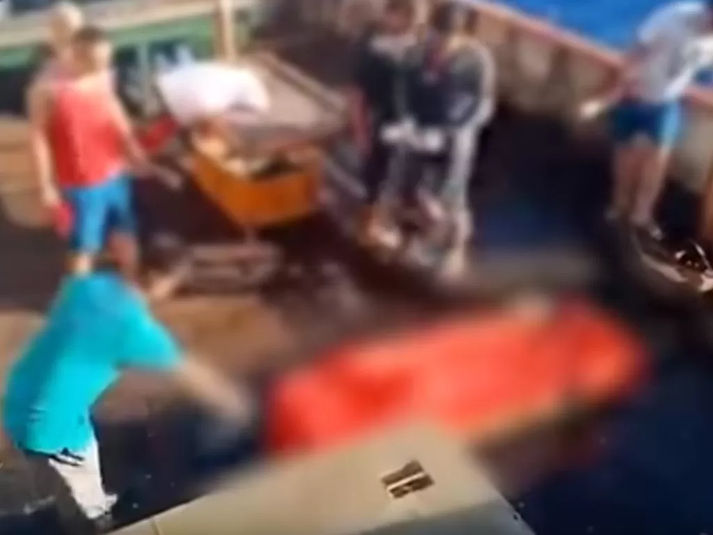 Potongan video yang perlihatkan ABK Indonesia meninggal dibuang ke laut. (YouTube/MBC)