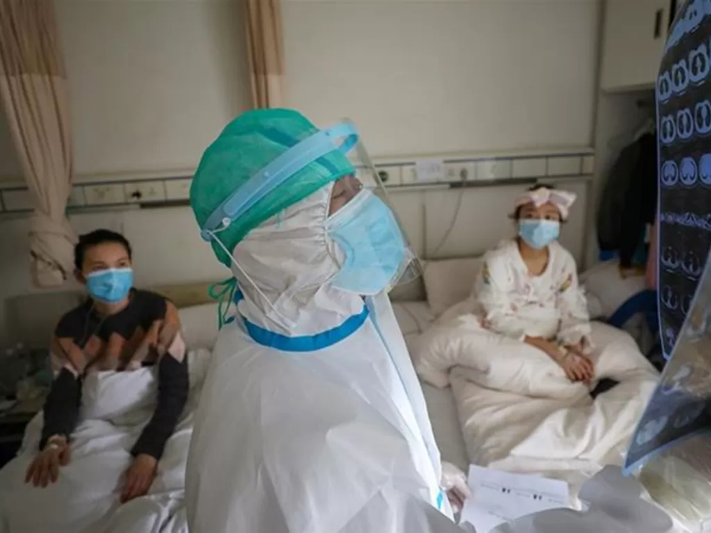 Ilustrasi pasien virus corona di sebuah rumah sakit di Wuhan, Tiongkok.(REUTERS/File Photo)