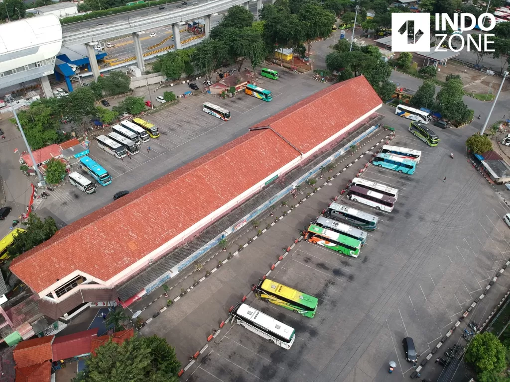 Foto aerial sejumlah bus terparkir di Terminal Kampung Rambutan, Jakarta, Kamis (2/4/2020). (INDOZONE/Arya Manggala)