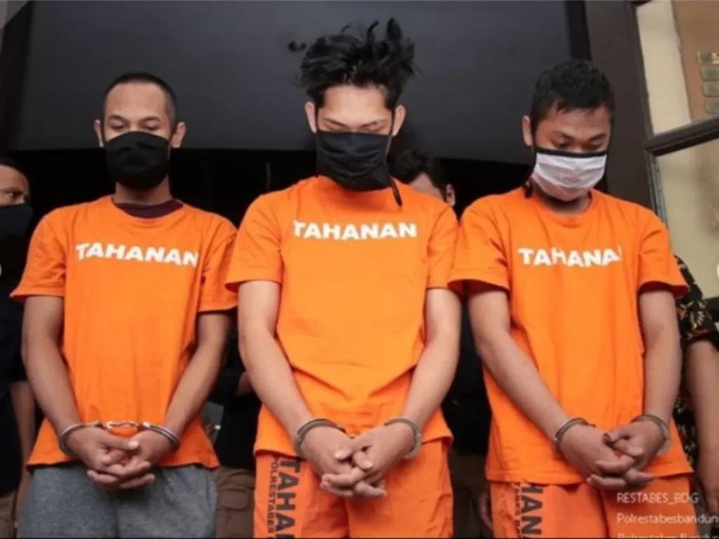 Ferdian Paleka (tengah) bersama dua rekannya mengenakan baju tahanan saat diekspos di Mapolrestabes Bandung, Jumat (8/5/2020). (Instagram/@polrestabesbandung)