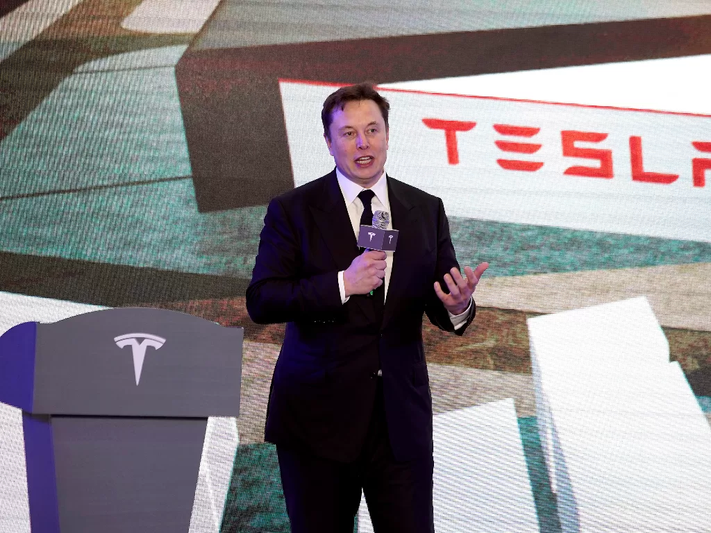 Logo pabrikan Tesla dengan CEO Tesla, Elon Musk. (REUTERS/Aly Song)