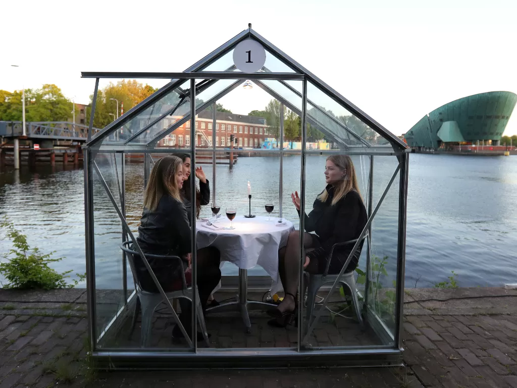 Restoran ruang kaca untuk mencegah penyebaran virus corona di Amesterdam, Belanda. (Reuters/Eva Plevier)