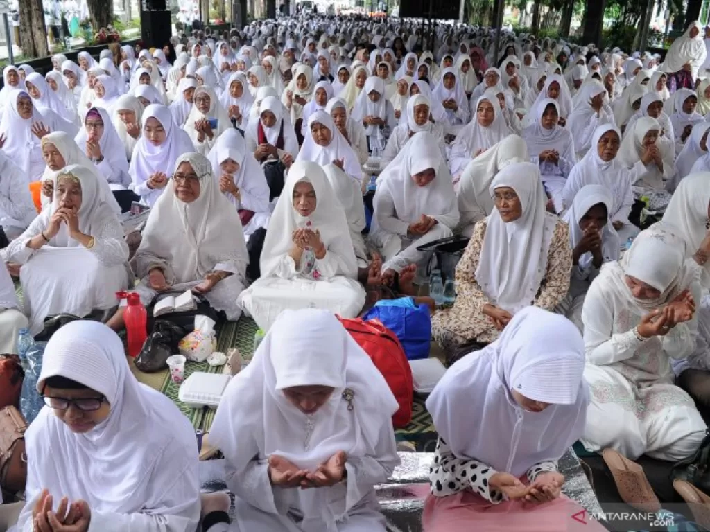 Jamaah mengikuti doa bersama saat acara Dzikir dan doa bersama jamaah dzikir Al-Khidmad di depan Masjid Agung Sidoarjo, Jawa Timur, Minggu (12/1/2020). Dzikir dan doa bersama yang diikuti ribuan jamaah tersebut digelar dalam rangka rangkaian memperingati 