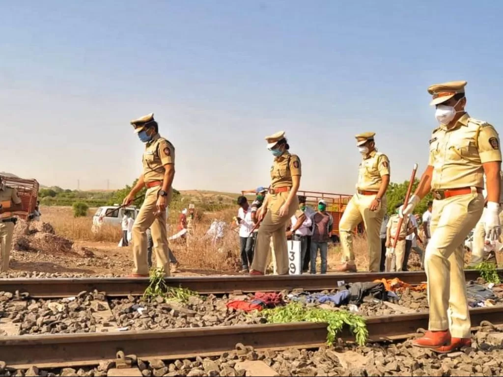 Polisi melakukan penyisiran saat kecelakaan merenggut 15 orang pemudik di India. (thehindu.com)