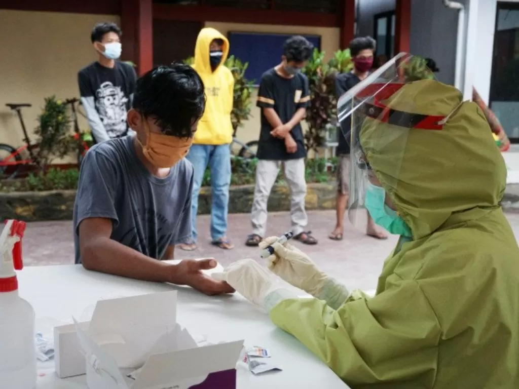Sejumlah pelaku pembobol rumah pasien COVID-19 yang menyerahkan diri, menjalin pemeriksaan rapid tes di kantor Polsek Panakukang, Makassar, Sulawesi Selatan, Jumat (8/5/2020). (Photo/ANTARA/HO-Polsek Panakukang)