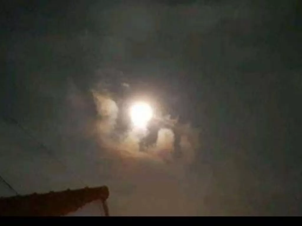 Penampakan awan berbentuk lafaz Allah. (Facebook/Jiang Mara)