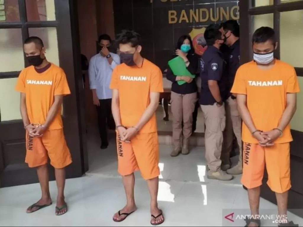 Ferdian Paleka bersama dua rekannya mengenakan baju tahanan saat diekspos di Mapolrestabes Bandung, Jumat (8/5/2020). (ANTARA/Bagus Ahmad Rizaldi)