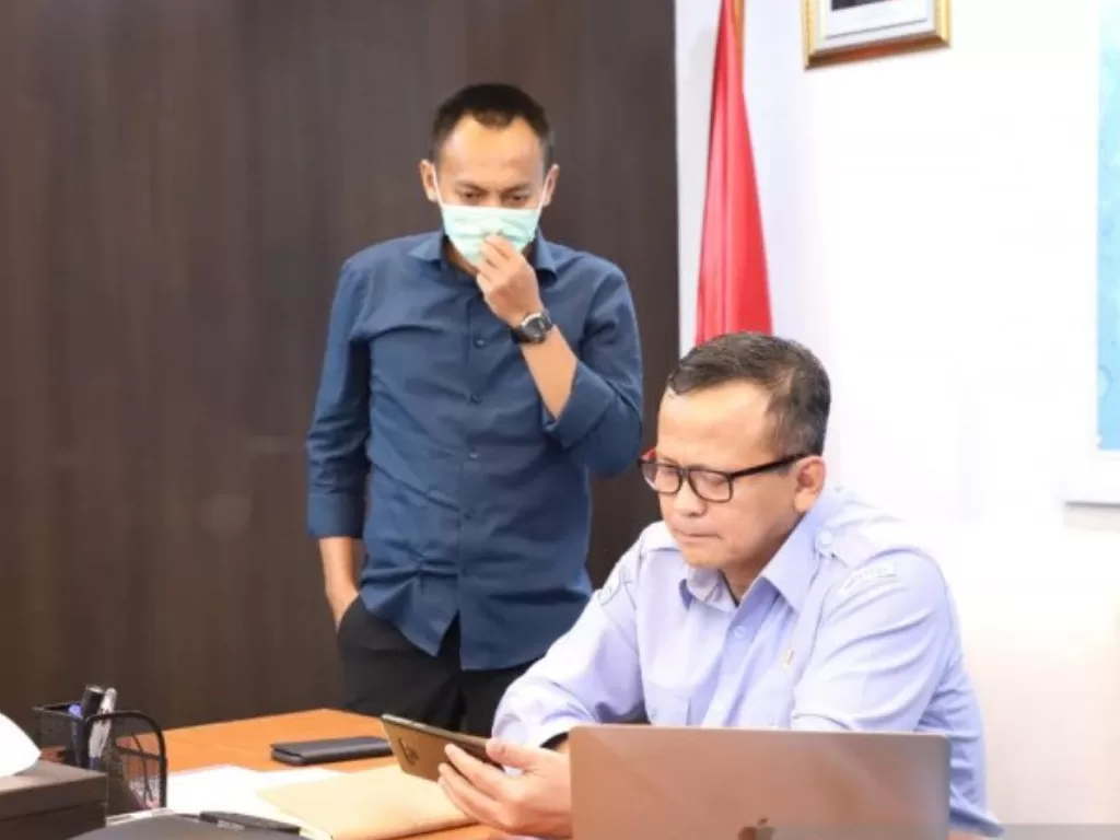Menteri Kelautan dan Perikanan Edhy Prabowo berbincang dengan ABK Long Xing 629 melalui sambungan telepon. (Photo/ANTARA/Biro Humas dan Kerja Sama luar Negeri)