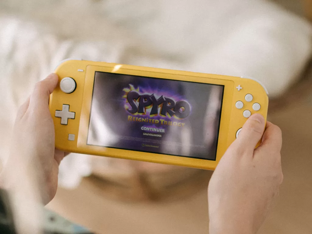 Nintendo Switch Lite dengan game Spyro (photo/Unsplash/Howard Boucheverau)